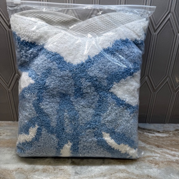 Bow Shaped Rug - Picture 3 of 3